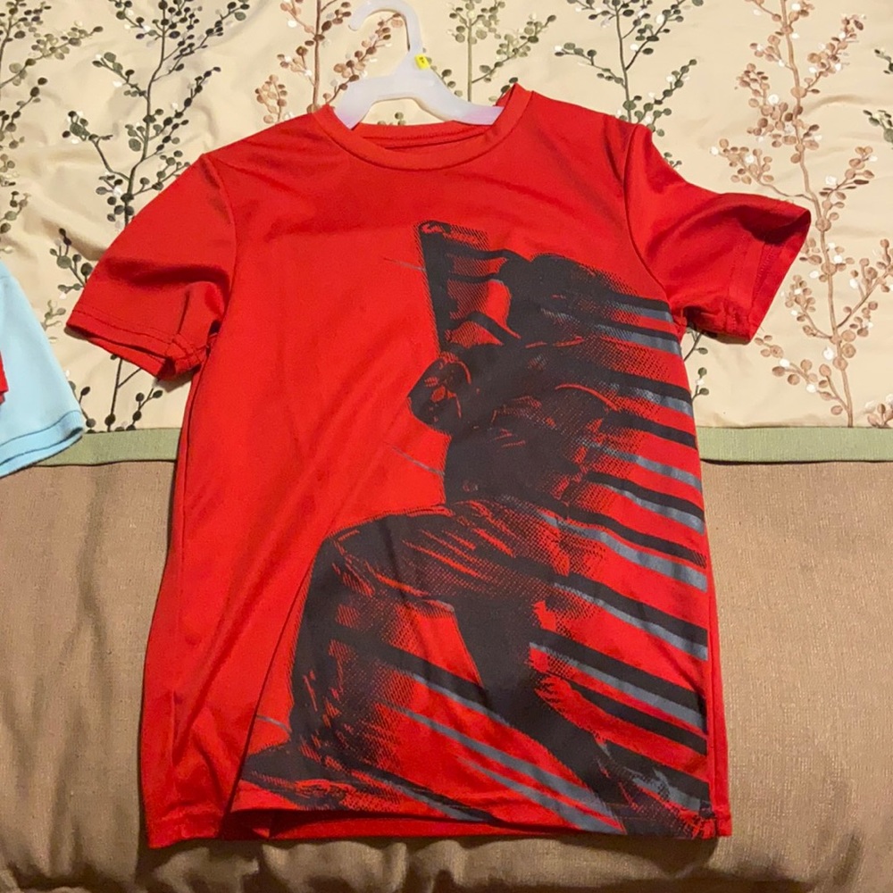 Red tek gear shirt